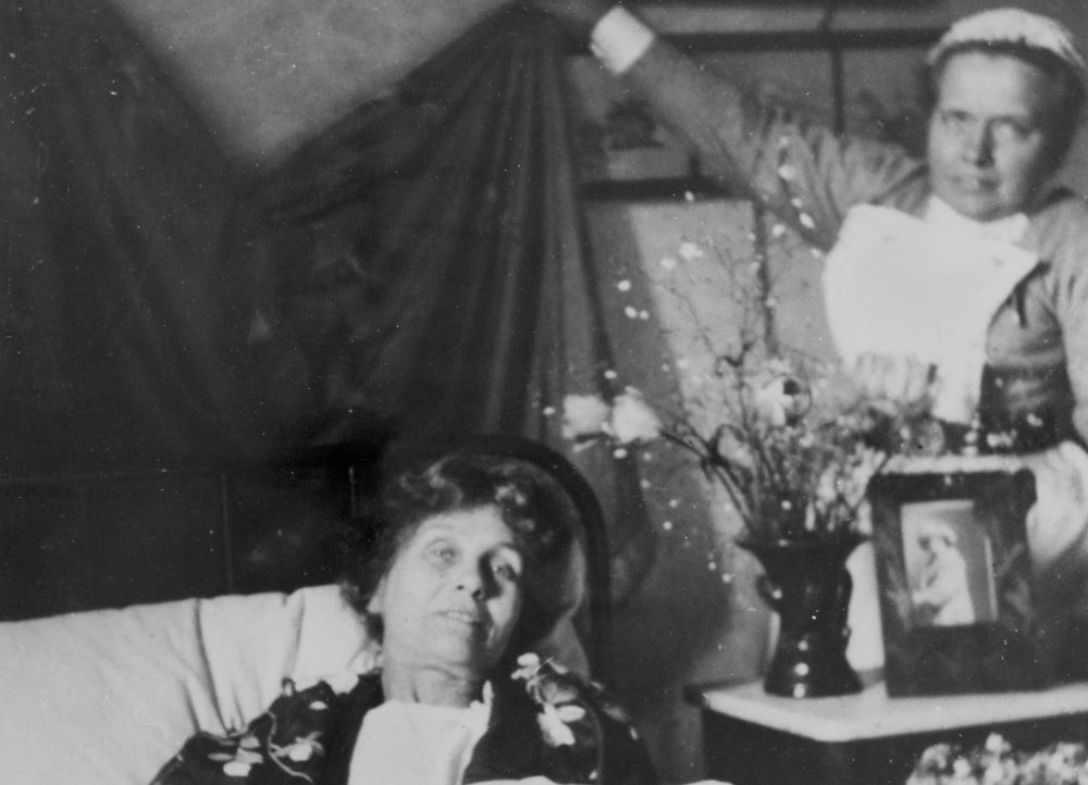 Nurse Catherine Pine with Emmeline Pankhurst, 1913