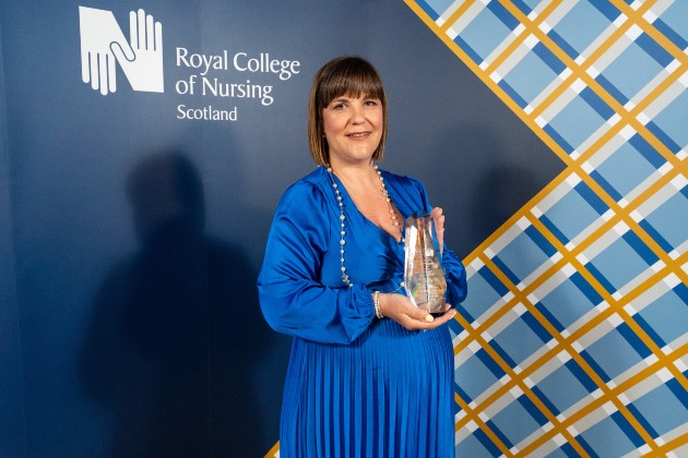 Fiona-Bruce-with-award