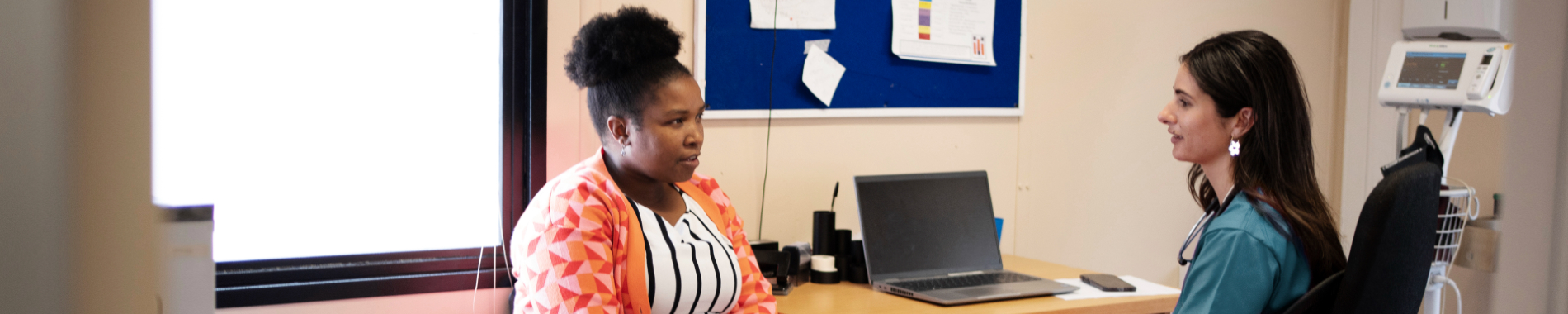 Patient-talking-with-her-doctor