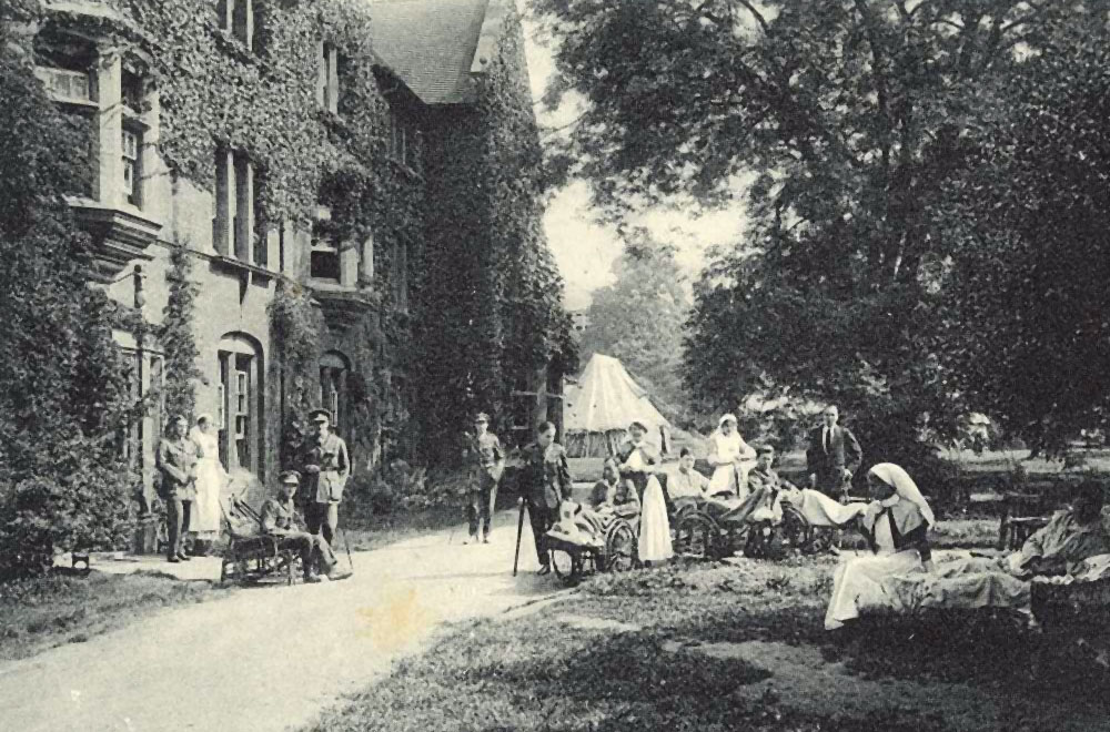 Somerville grounds with hospital tents. Image courtesy of the Principal and Fellows of Somerville College, Oxford.